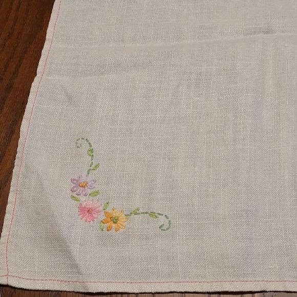 3 pc set vt embroidered white linen 29.5" X 31.5" tablecloth mat plus 2 doilys. - Picture 5 of 14